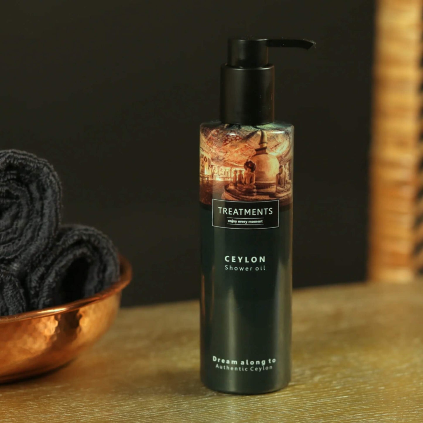 Treatments® Duschöl Ceylon im Badezimmer