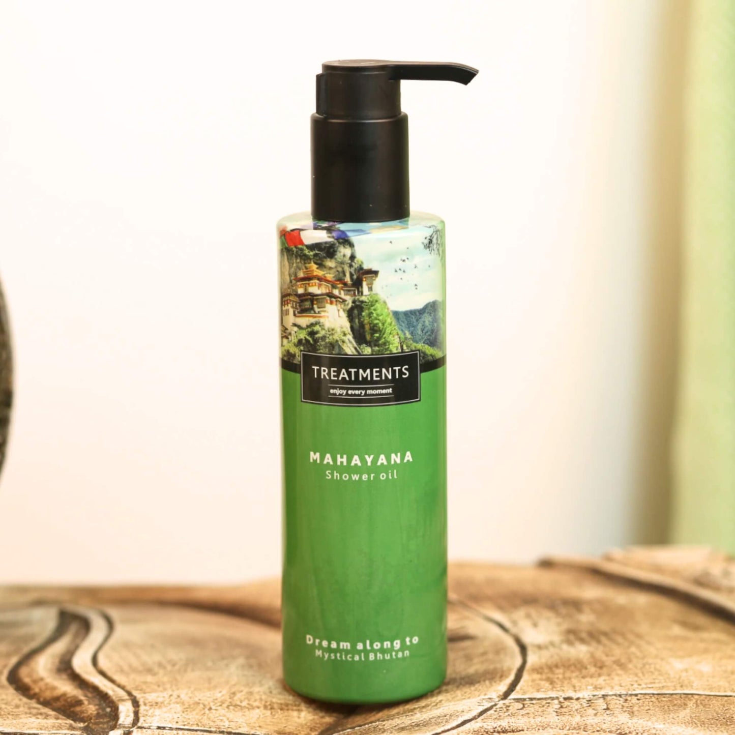 Treatments® Duschöl Mahayana auf Tisch