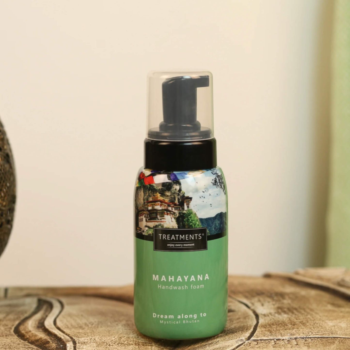 Treatments® Schaumseife Ceylon auf Holztisch