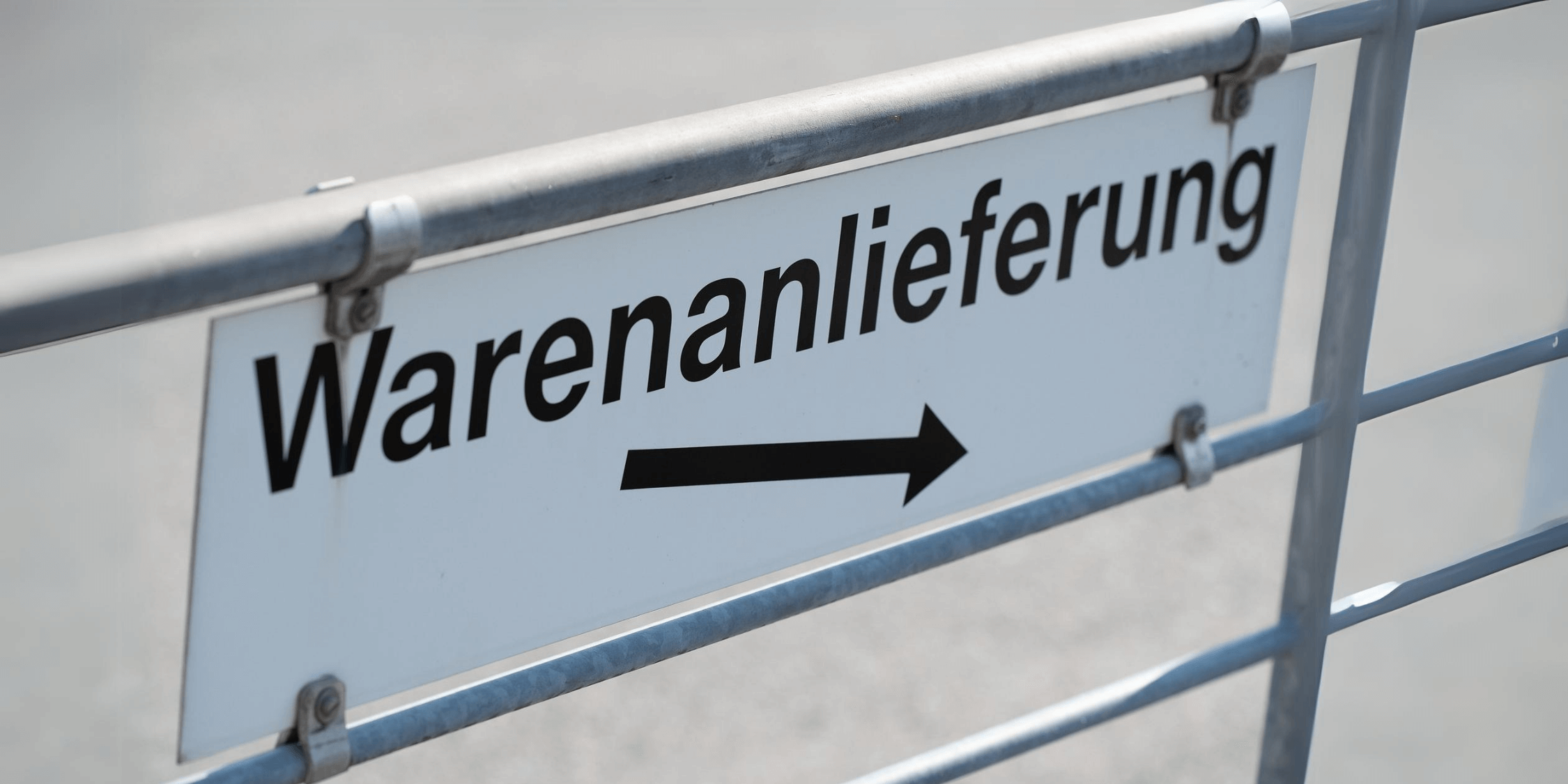 Schild mit Aufschrift: Warenanlieferung