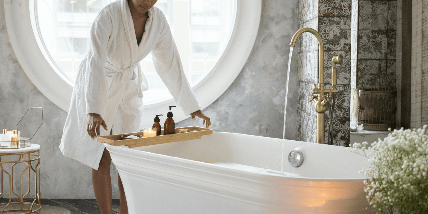 Frau lässt Wasser in Badewanne ein.