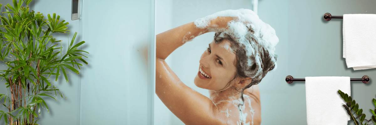 Frau benutzt Shampoo in der Dusche