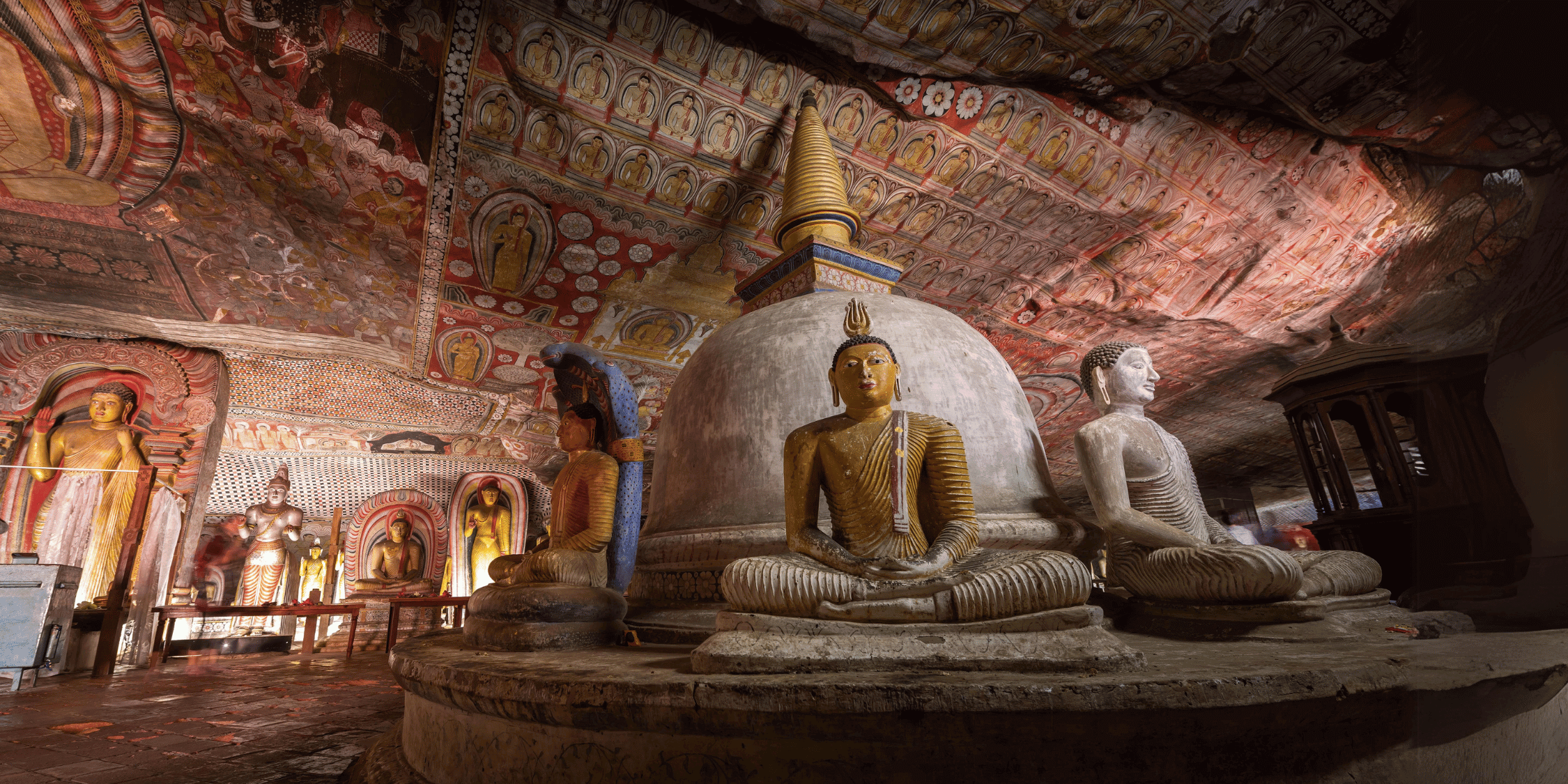 Das innere des Dambulla-Höhlentempels.