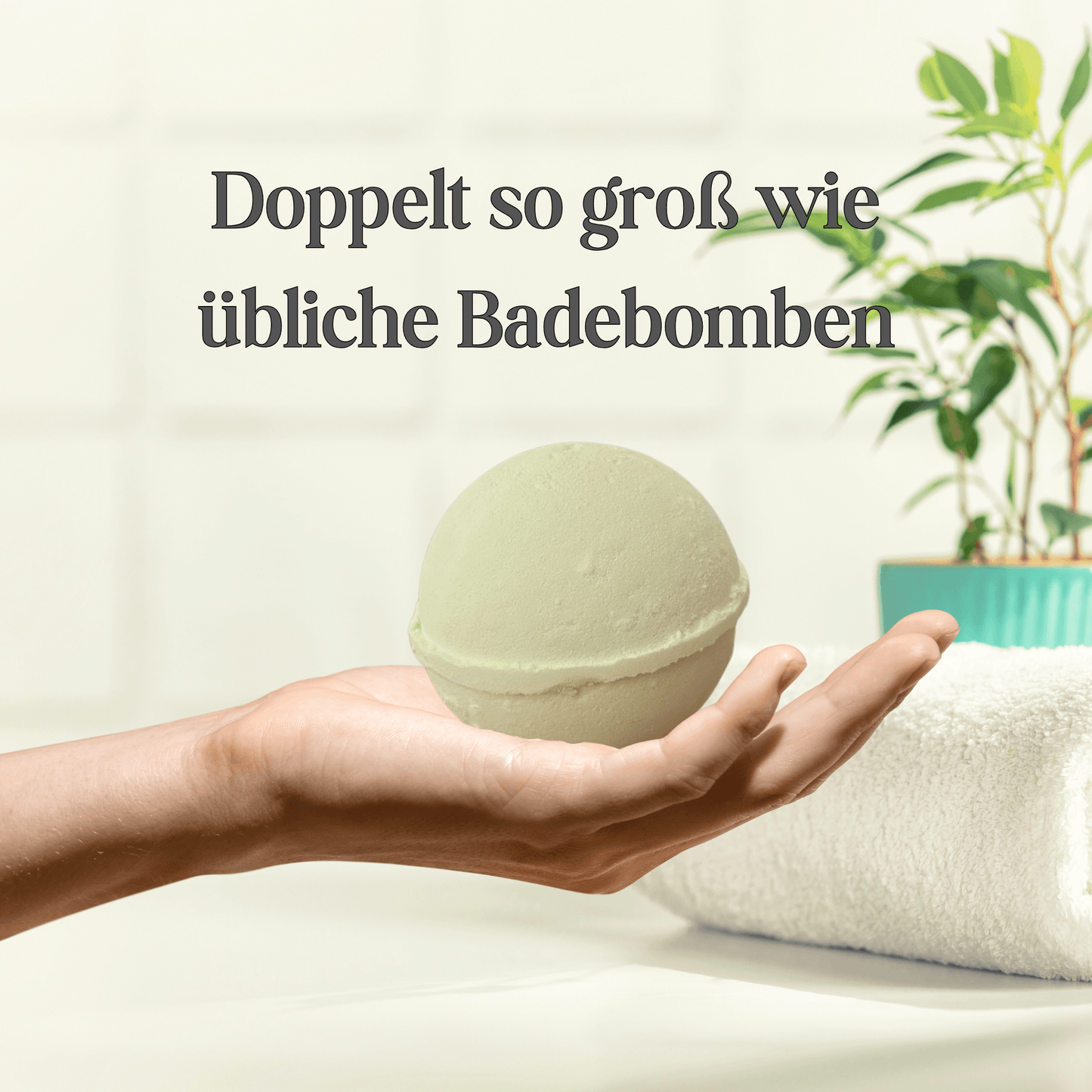 Treatments® Badebombe Mahayana auf einer Hand. Text: Doppelt so groß wie übliche Badebomben.