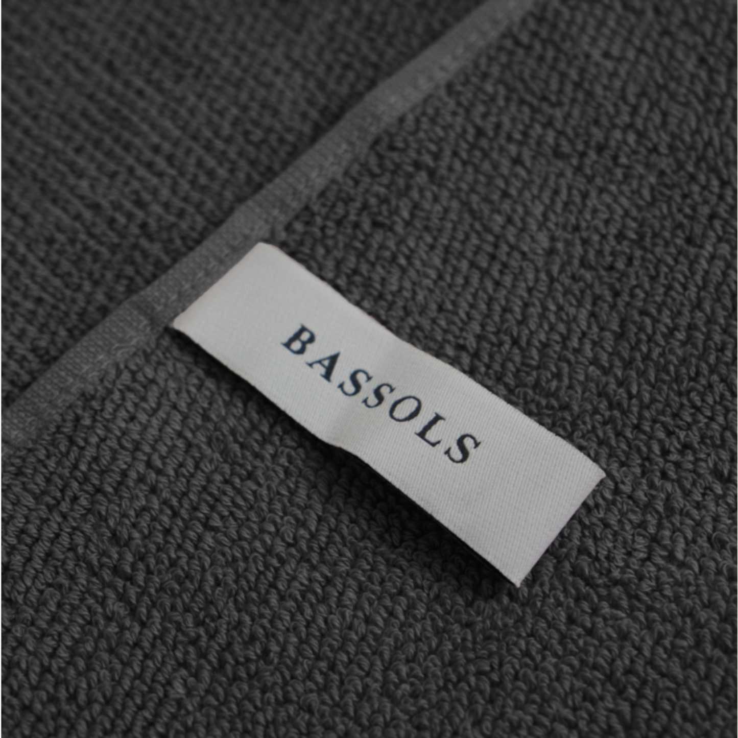 Bassols Handtuch Anthrazit Logoaufnäher.