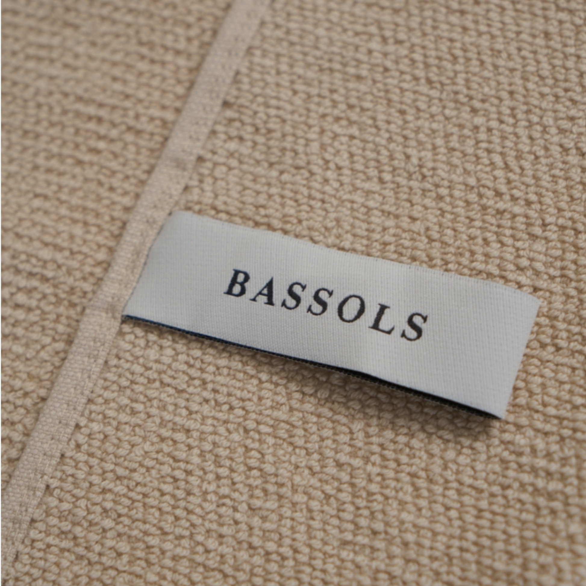 Bassols Handtuch Beige Logoaufnäher.