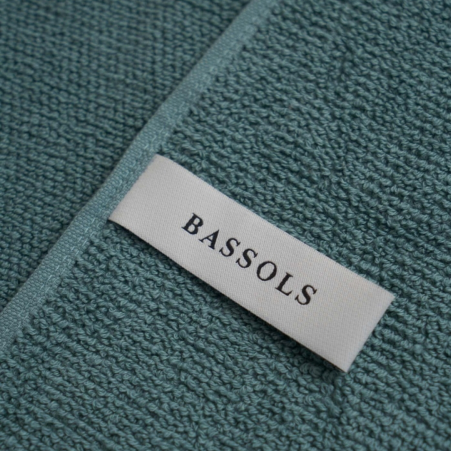 Bassols Handtuch Türkis Logoaufnäher.